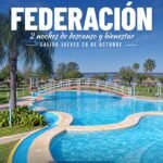 Pileta termal con puente blanco y palmeras en el Parque Termal de Federación, Entre Ríos