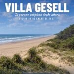 Dunas, vegetación costera y playa ancha frente al mar en Villa Gesell