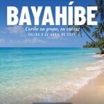Playa de arena dorada y mar turquesa calmo con cocoteros en Bayahíbe, República Dominicana